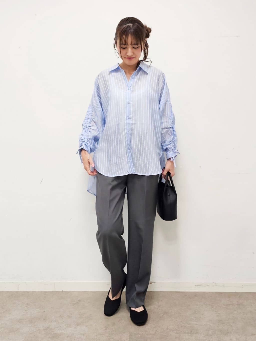 ゆゆさんの「SHOO･LA･RUE｜【S-LL】程よい透け感 ストライプ柄 お袖ギャザーデザインシャツ」を使ったコーディネート