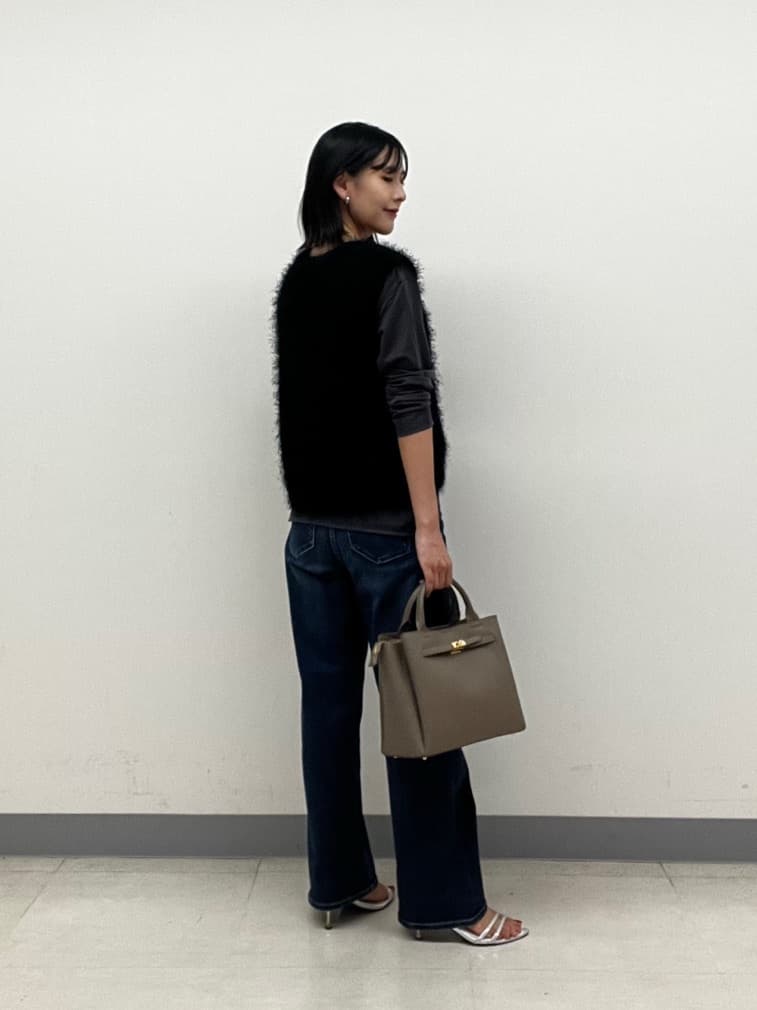 hinanoさんの「INDIVI｜フェザーモールニットベスト」を使ったコーディネート