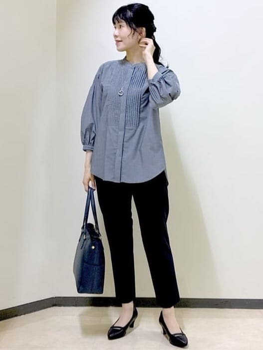  beni_gingerさんの「Reflect｜【程よいゆとり感／体型カバー】ピンタックデザインシャンブレーブラウス」を使ったコーディネート