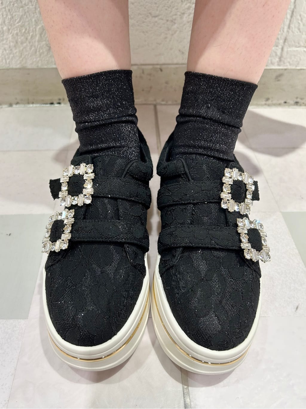 takeさんの「ESPERANZA｜ビジューバックルWストラップレーススニーカー」を使ったコーディネート