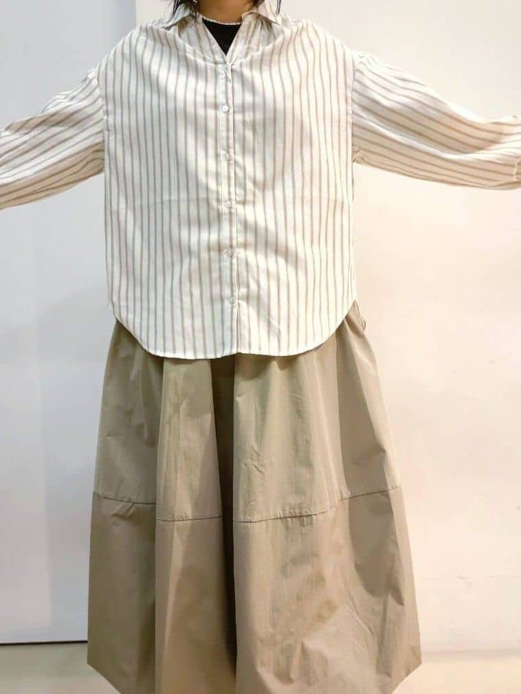 あんさんの「THE SHOP TK｜【後ろ姿もサマになる】ストライプ バックシャーリングシャツ/体型カバー/洗える」を使ったコーディネート