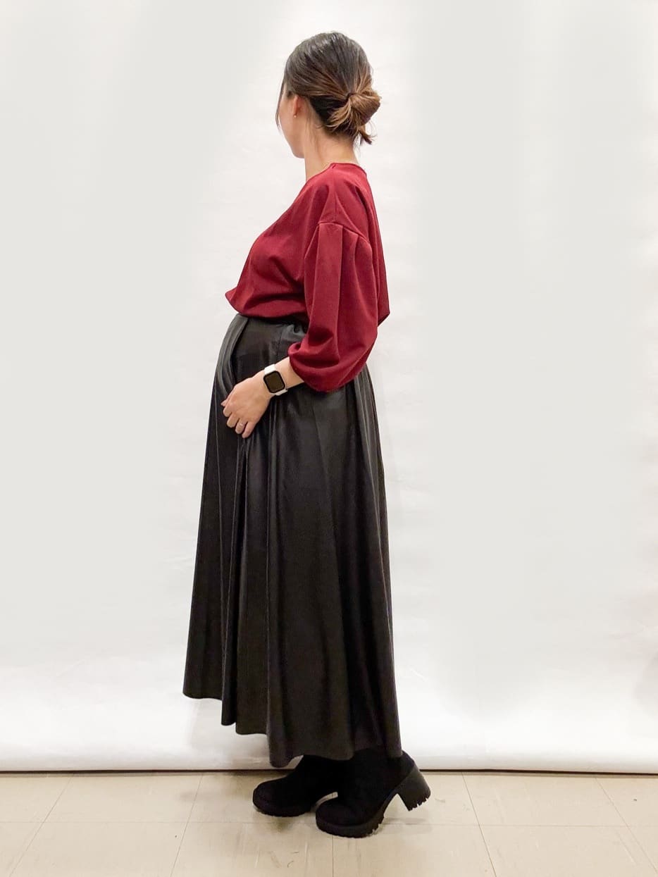 bulさんの「SHOO･LA･RUE｜【2点セット/7分袖】大人のきれい見え お袖タック入りアクセ付きトップス」を使ったコーディネート