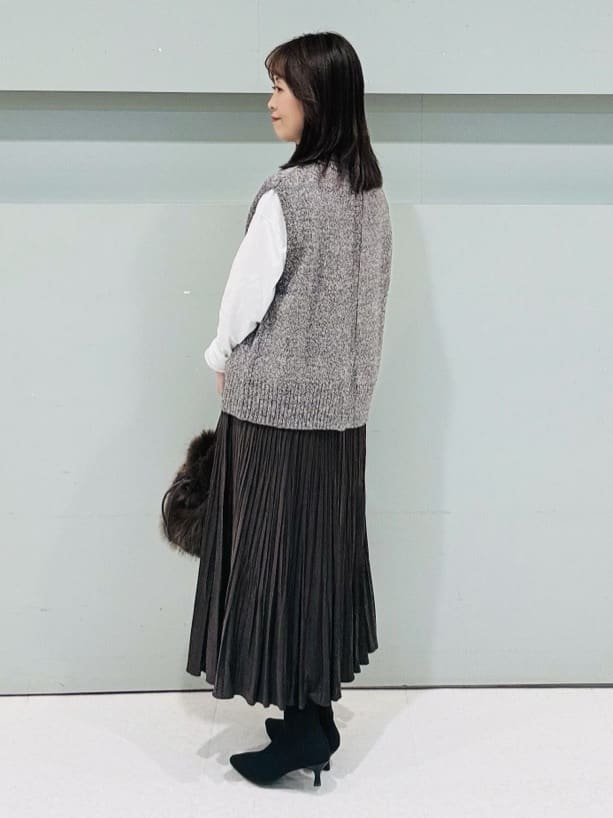 makiさんの「UNTITLED｜【重ね着レイヤードに】杢調ニットベスト」を使ったコーディネート