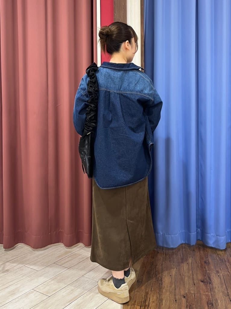 CHiさんの「SHOO･LA･RUE｜グラフィックアソート ベーシックロンT」を使ったコーディネート