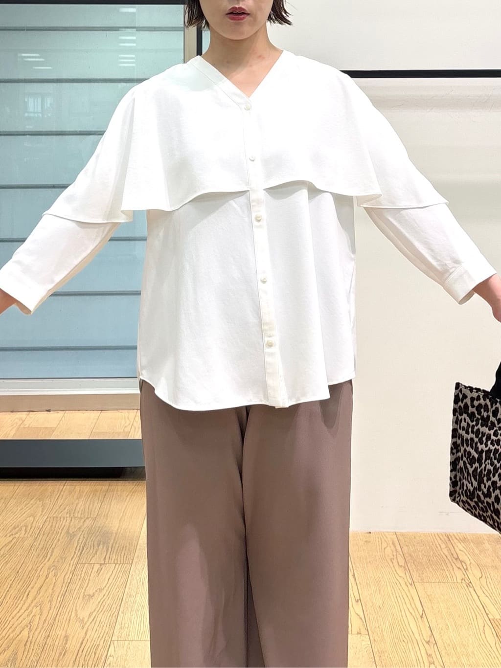 asamiさんの「INDIVI｜【UVケア／SETUP可能】エアリージョーゼット ワイドパンツ」を使ったコーディネート
