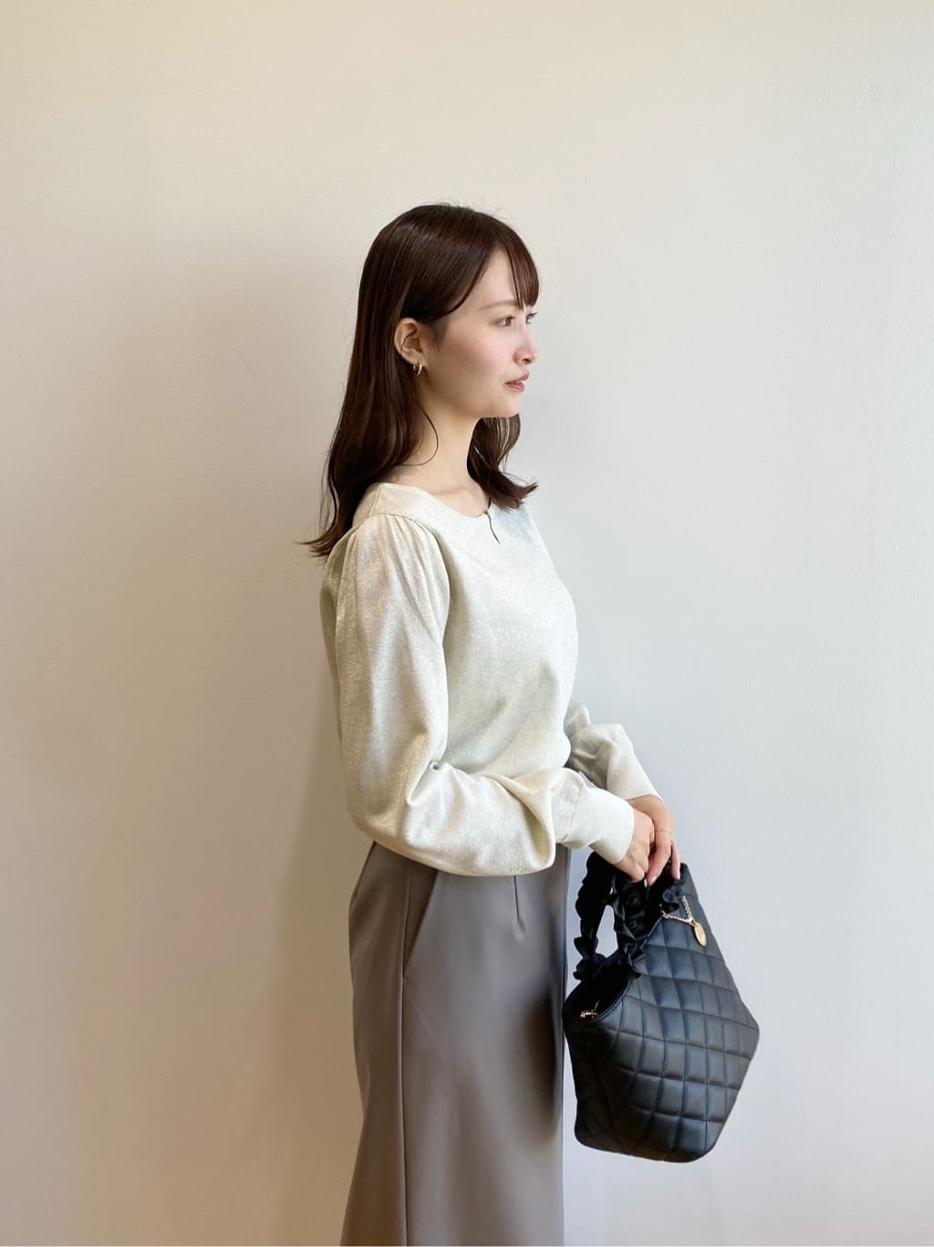 みさかさんの「index｜パール調パーツ付きクルーネックニット【洗濯機OK】《8col／XS～3L》」を使ったコーディネート