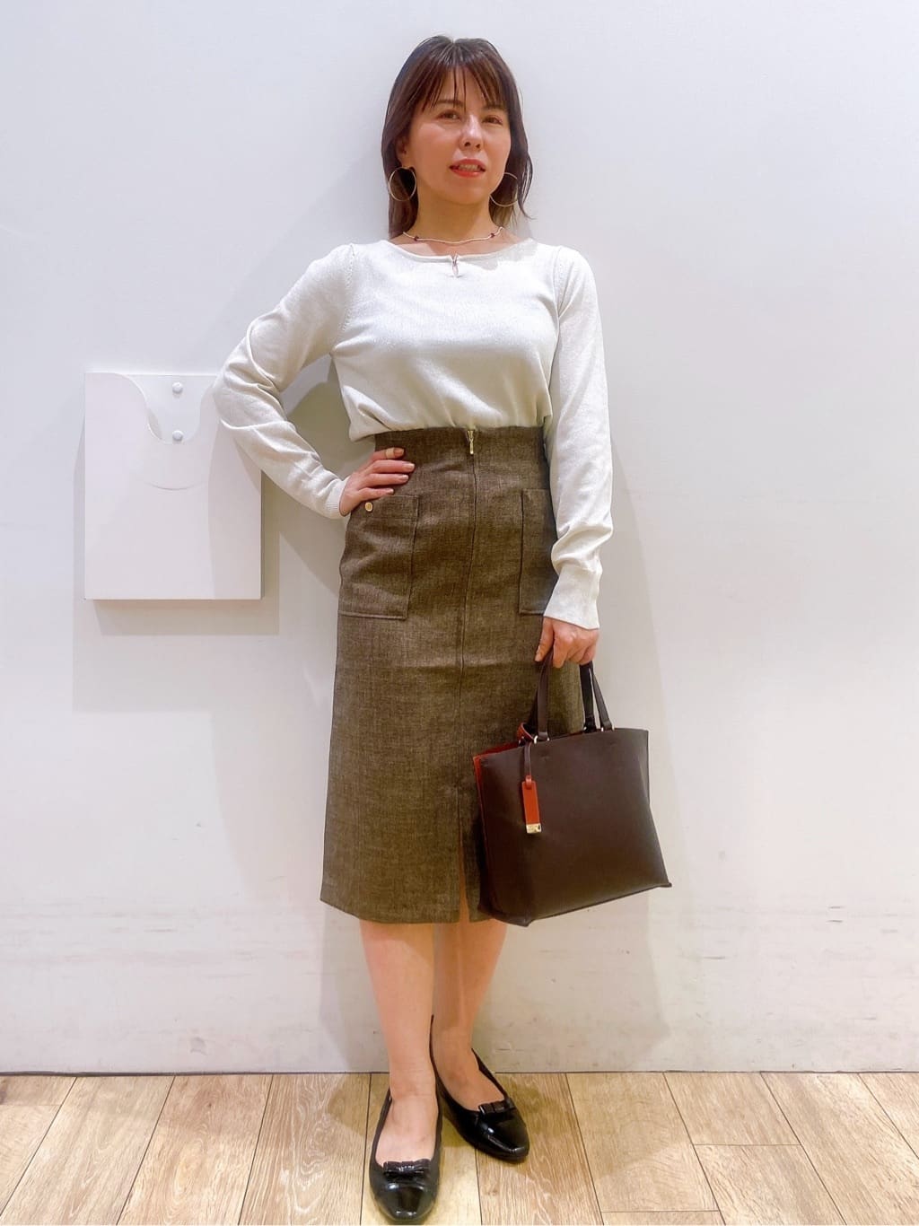 YUKOさんの「index｜パール調パーツ付きクルーネックニット【洗濯機OK】《8col／XS～3L》」を使ったコーディネート