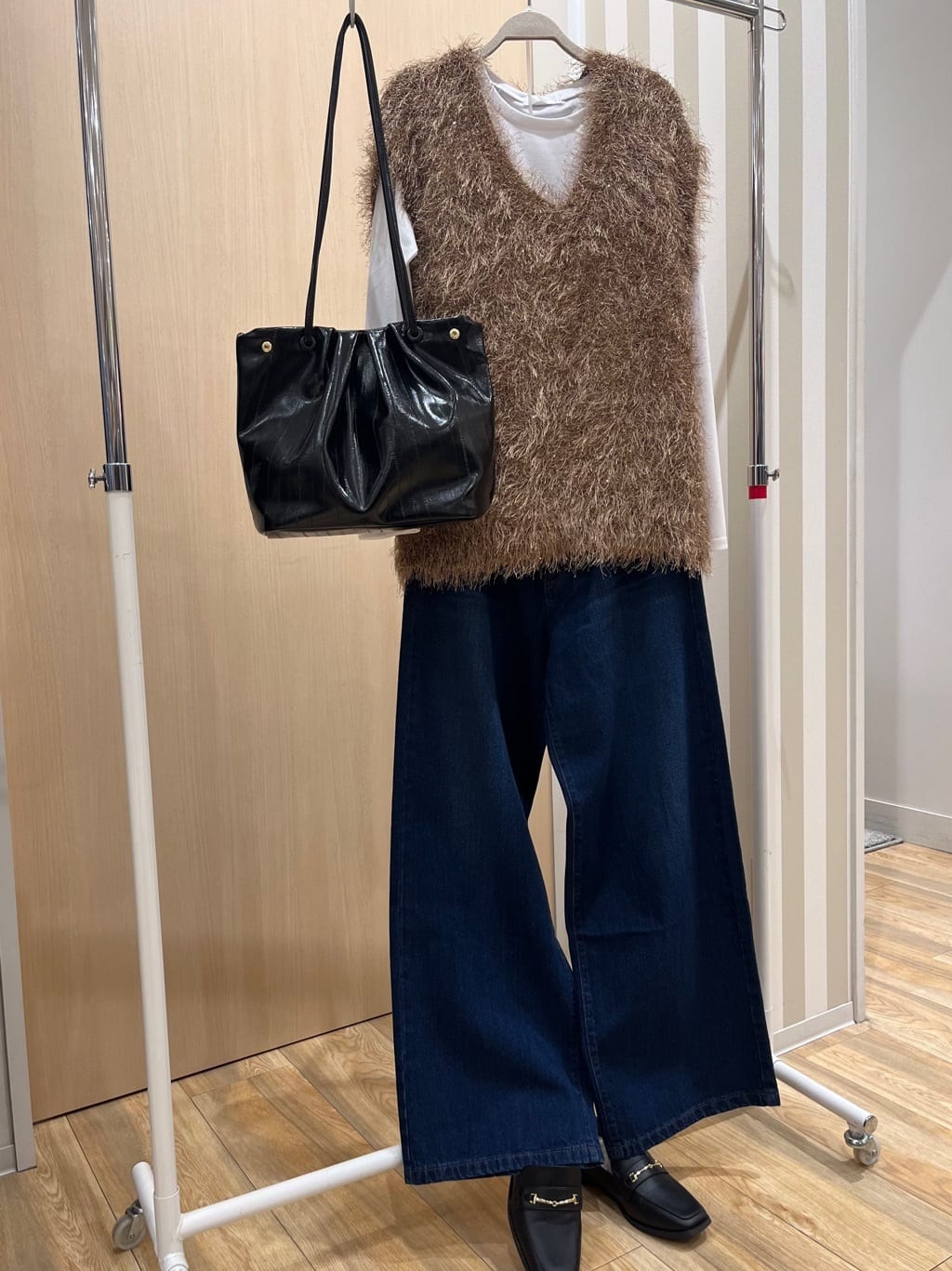 みわさんの「SHOO･LA･RUE｜【高レビュー/S-LL】脚のラインを拾いにくい デニムワイドパンツ」を使ったコーディネート