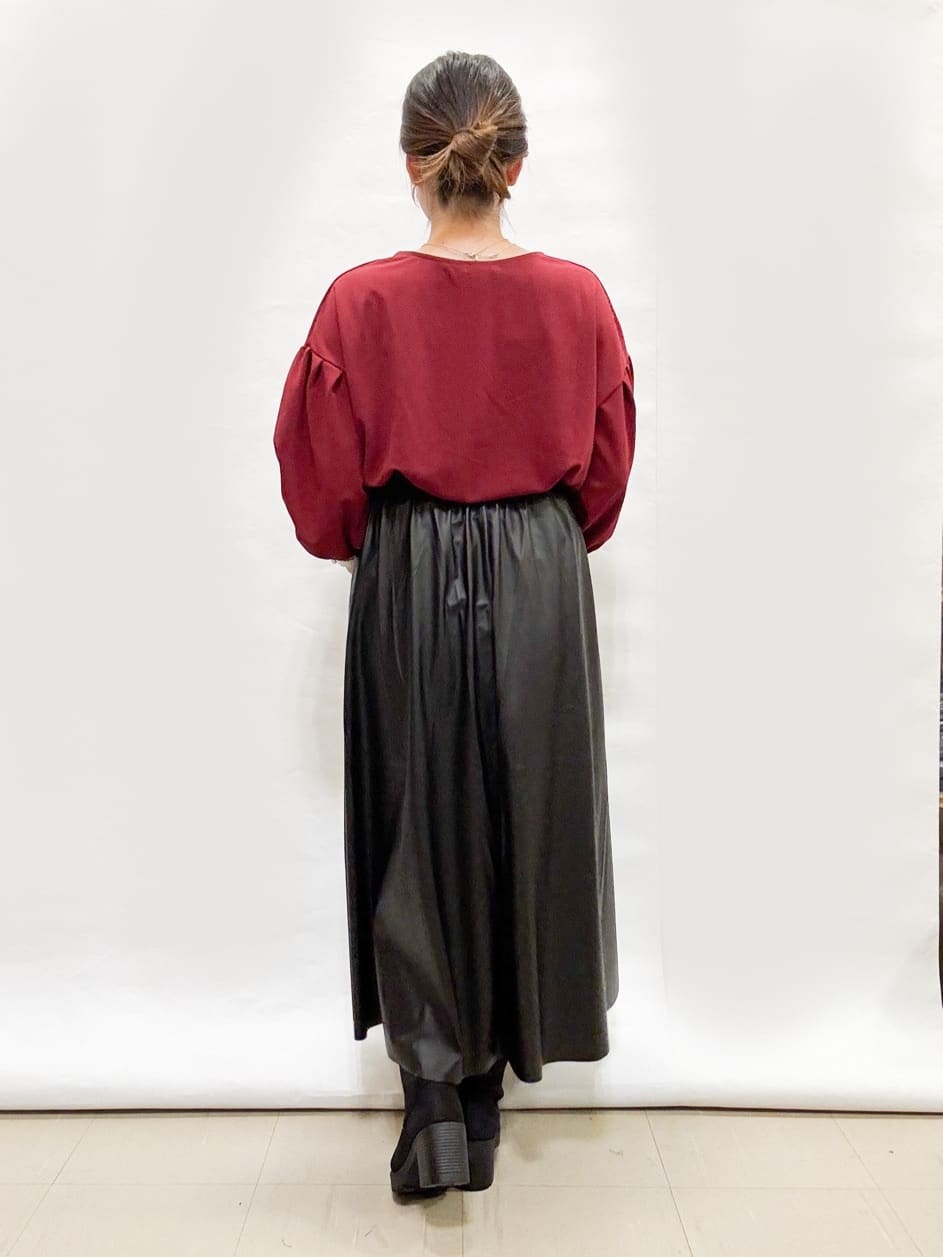 bulさんの「SHOO･LA･RUE｜【2点セット/7分袖】大人のきれい見え お袖タック入りアクセ付きトップス」を使ったコーディネート
