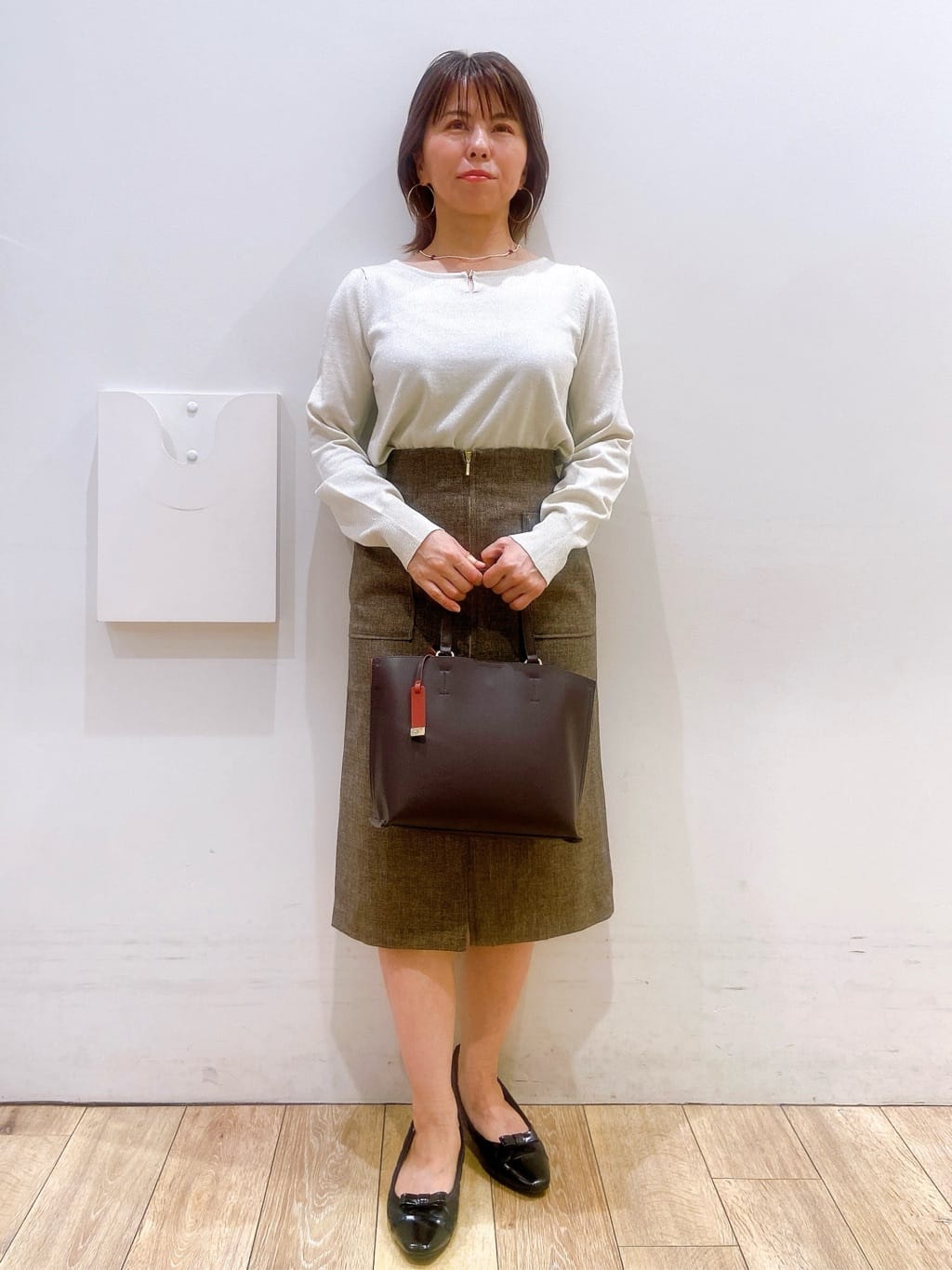 YUKOさんの「index｜パール調パーツ付きクルーネックニット【洗濯機OK】《8col／XS～3L》」を使ったコーディネート