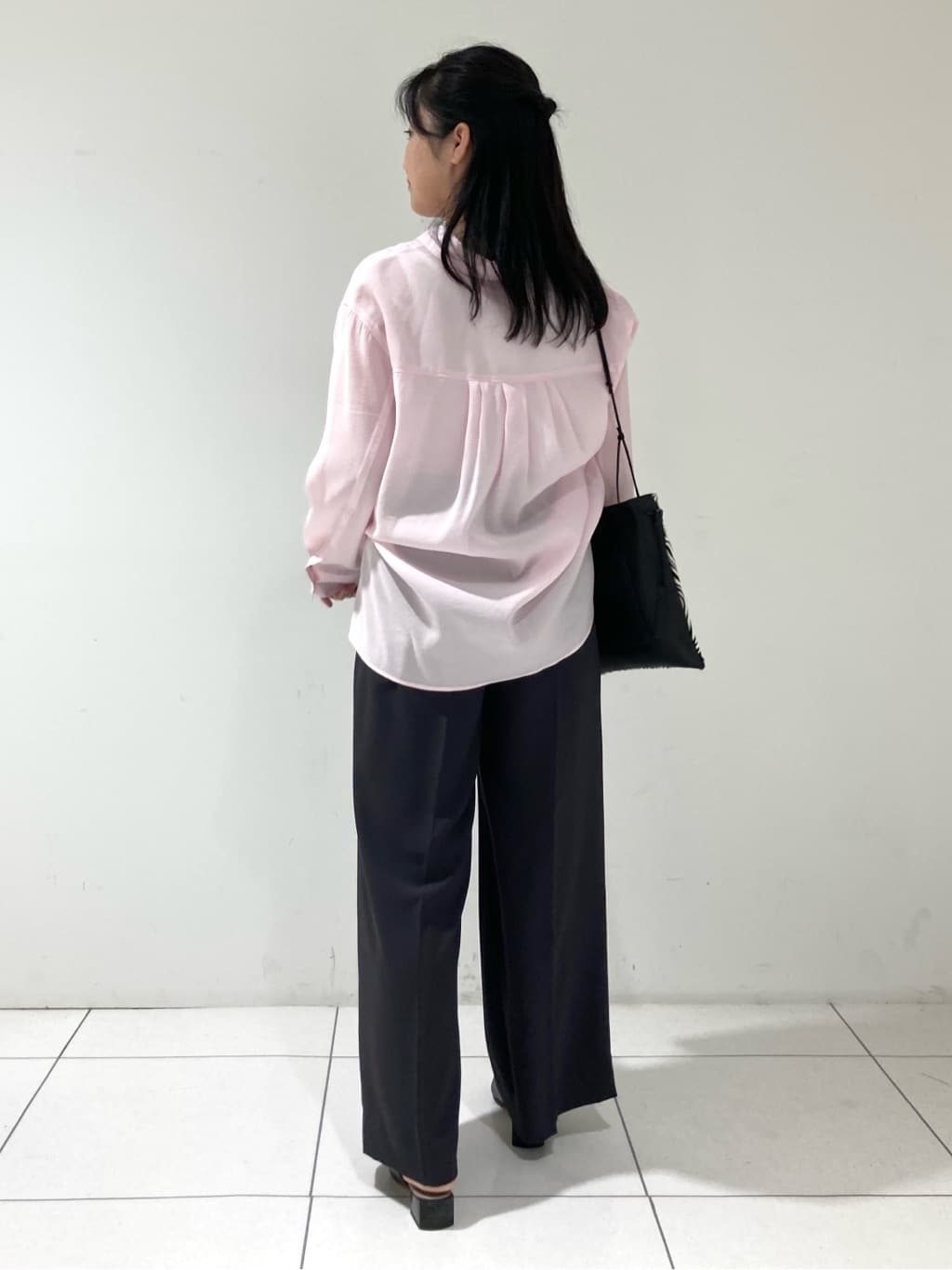 momokoさんの「INDIVI｜【体型カバー／清涼感】シアーオーバーシャツ」を使ったコーディネート