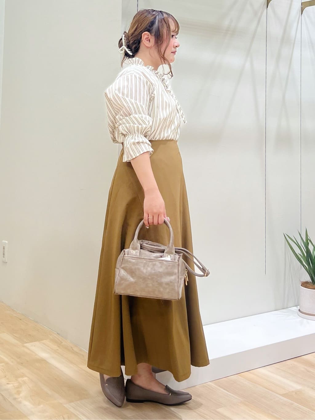 みことさんの「grove｜フリルカラーリボンブラウス」を使ったコーディネート