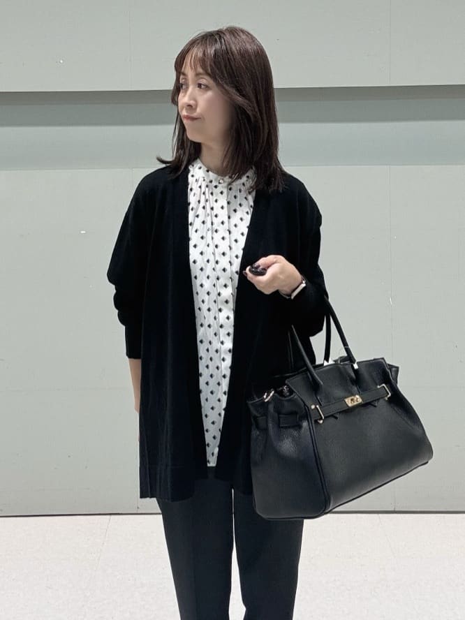 makiさんの「UNTITLED｜【セットアップ可/リラクシー/通勤】スクエアジオメ柄ブラウス」を使ったコーディネート