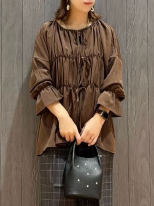 meiさんの「SHOO･LA･RUE｜シャーリングデザインブラウス」を使ったコーディネート