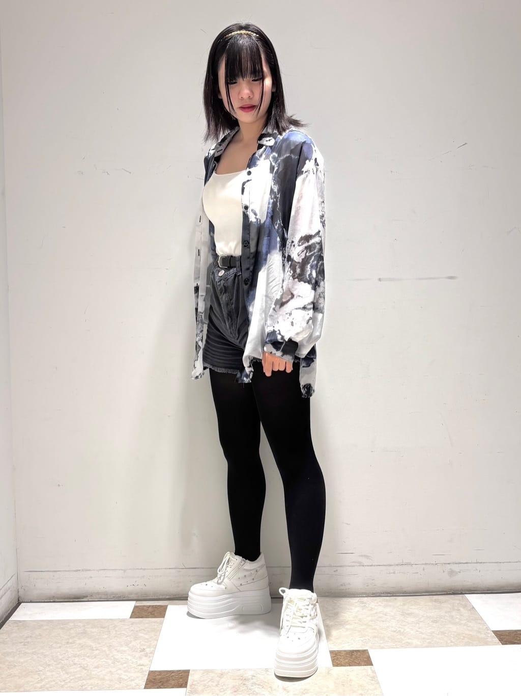 夜桜さんの「ESPERANZA｜【EC先行販売】きゅんフィット厚底フラットキルティングスタッズスニーカー」を使ったコーディネート
