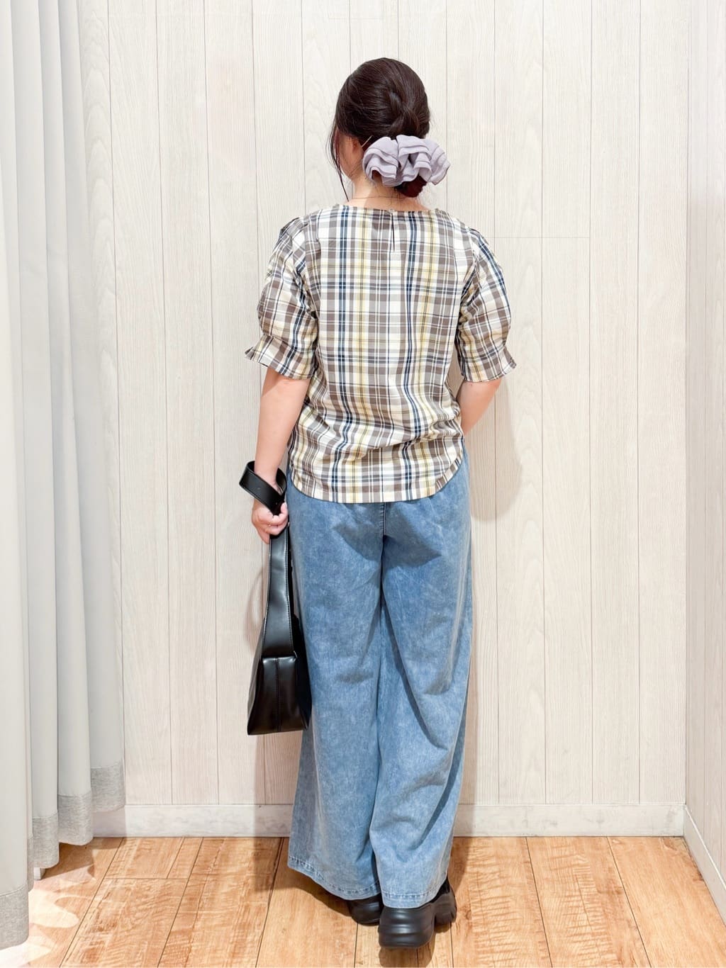 愛さんの「SHOO･LA･RUE｜【S-LL/5分袖】お袖タックできれいに魅せる 大人のチェックブラウス」を使ったコーディネート