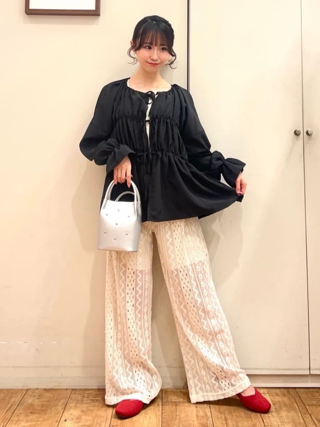 AIRIさんの「SHOO･LA･RUE｜シャーリングデザインブラウス」を使ったコーディネート