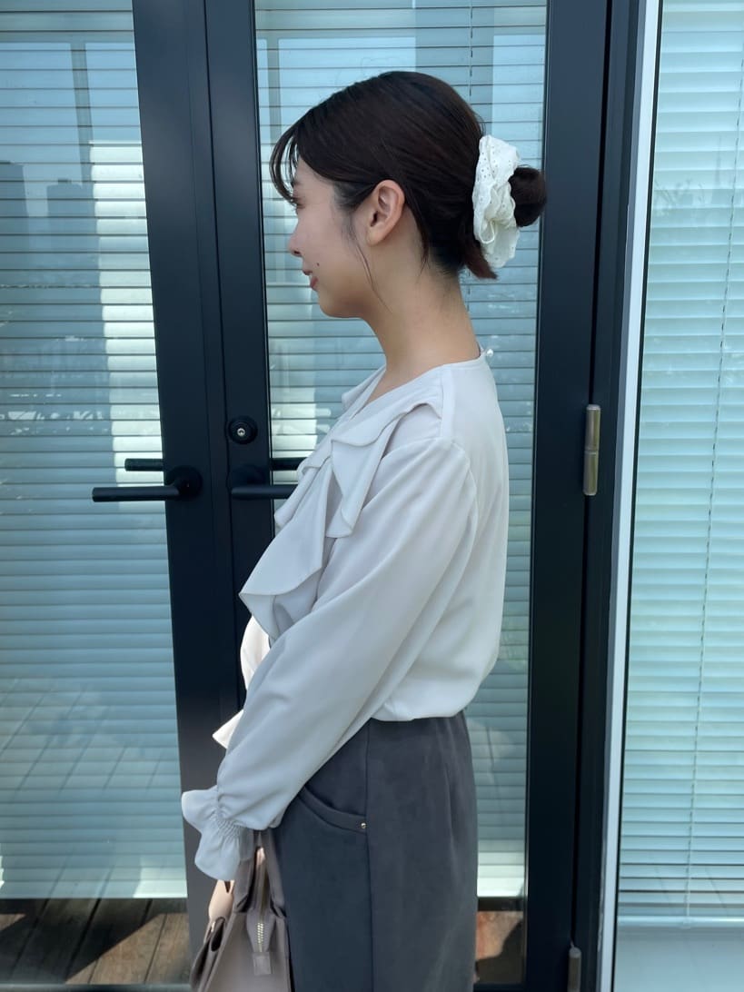 abeさんの「Couture brooch｜【洗える・ストレッチ・通勤】スエード調ダンボールIラインスカート」を使ったコーディネート