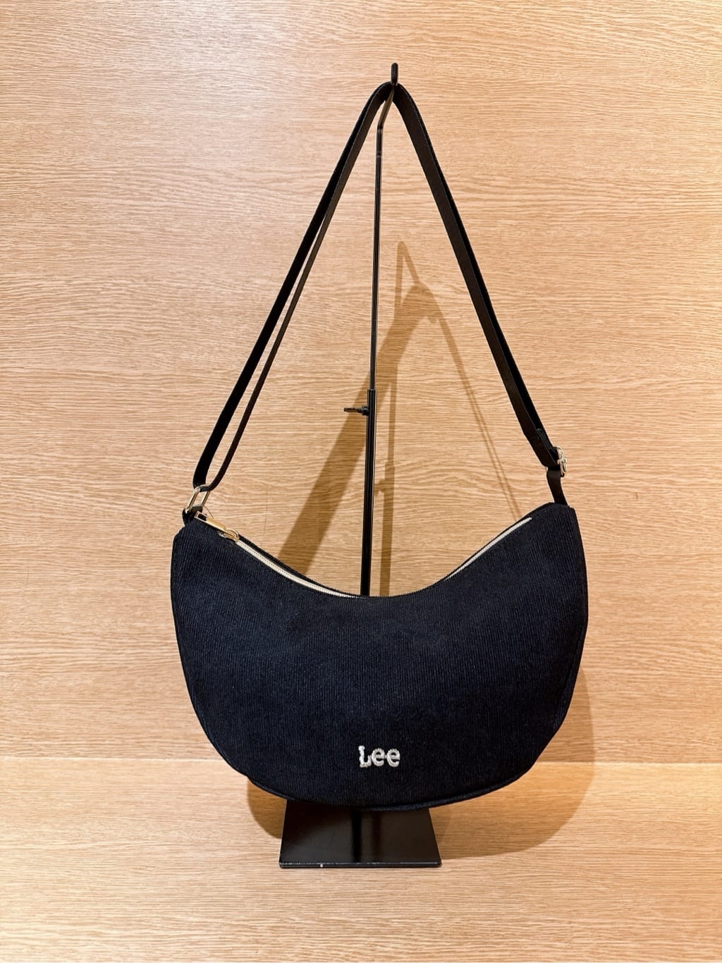 みーさんの「grove｜【Lee別注】コーデュロイムーンショルダー」を使ったコーディネート