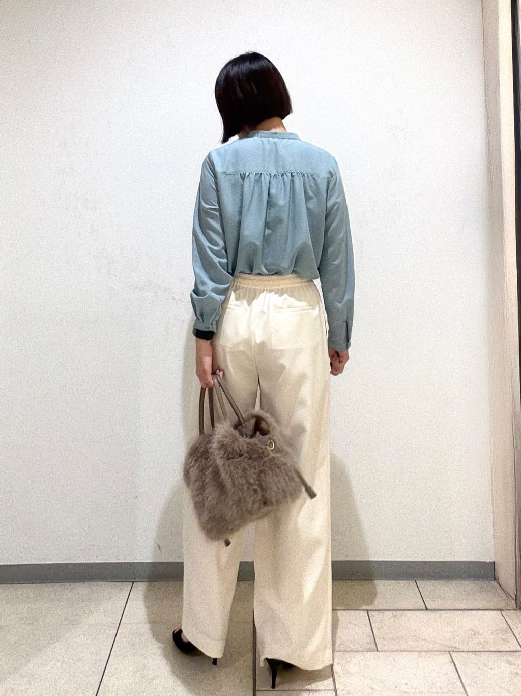 Itoさんの「UNTITLED｜【1枚で着映え/オンオフ着回し】フリルサテンブラウス」を使ったコーディネート