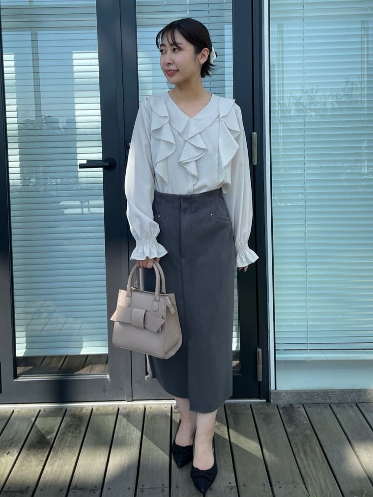 abeさんの「Couture brooch｜【洗える・ストレッチ・通勤】スエード調ダンボールIラインスカート」を使ったコーディネート