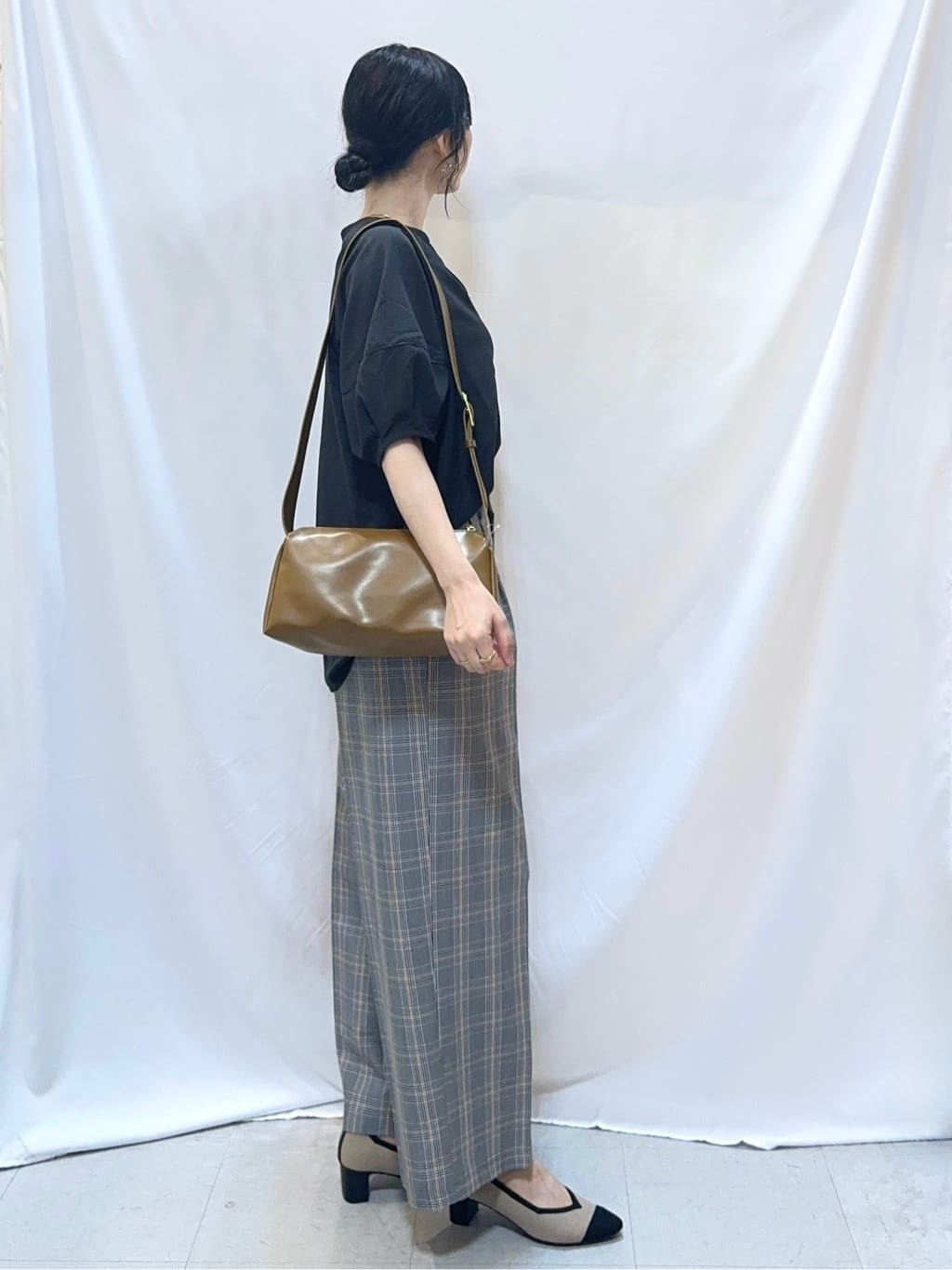 𝐇𝐢𝐫𝐨𝐦𝐢さんの「SHOO･LA･RUE｜【S-LL/洗濯後しわになりにくい】ランタンスリーブで女性らしく 5分袖スキッパーブラウス」を使ったコーディネート