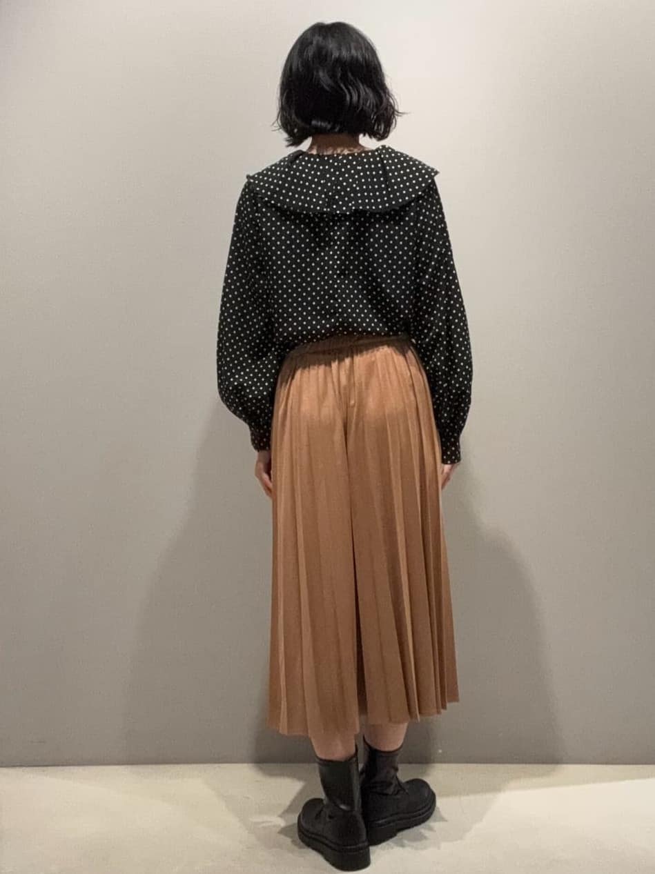 naoさんの「OPAQUE.CLIP｜フェイクスウェードプリーツスカート【静電気防止加工／洗濯機OK】」を使ったコーディネート