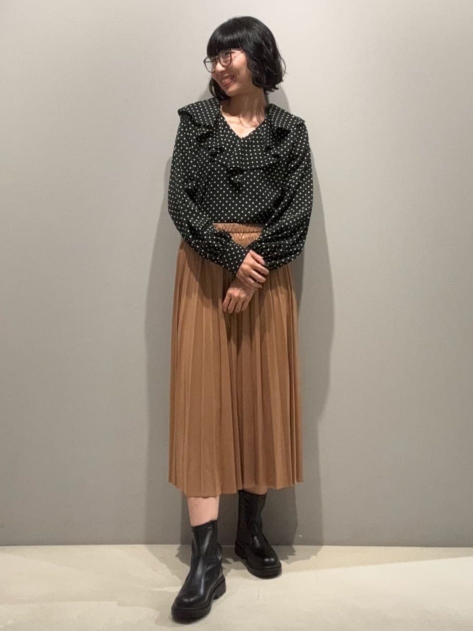 naoさんの「OPAQUE.CLIP｜フェイクスウェードプリーツスカート【静電気防止加工／洗濯機OK】」を使ったコーディネート