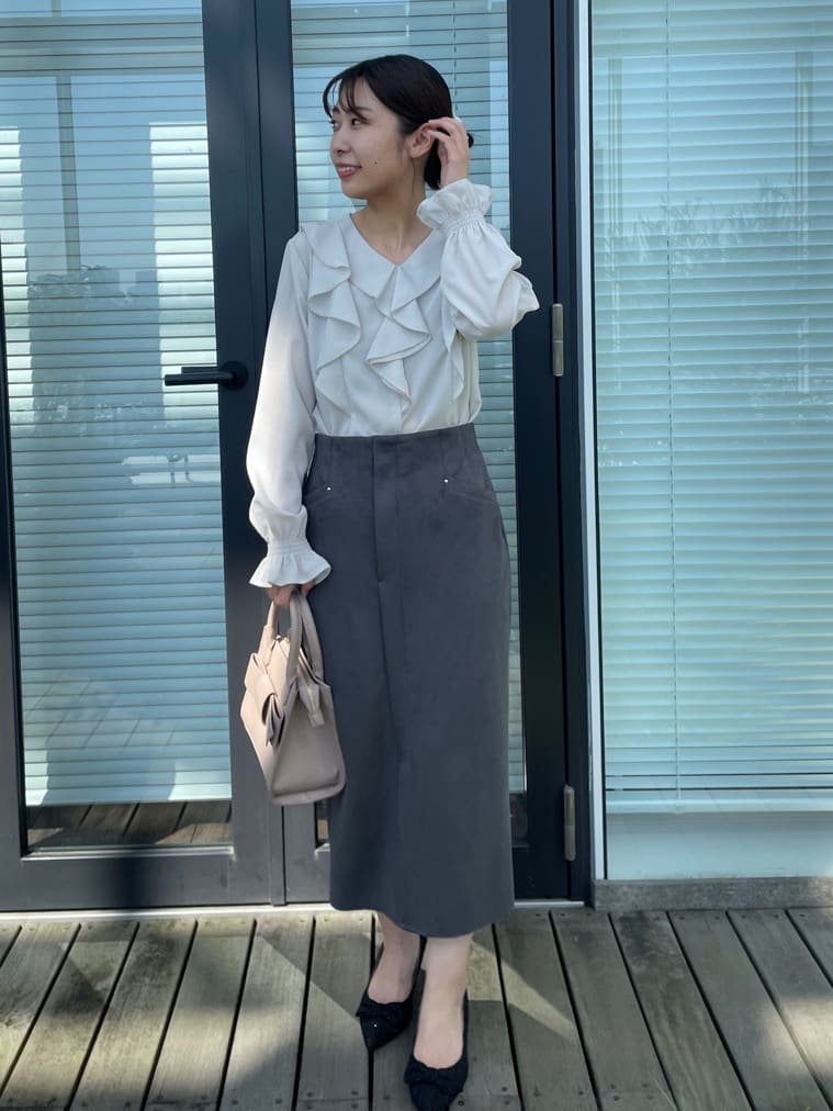 abeさんの「Couture brooch｜【洗える・ストレッチ・通勤】スエード調ダンボールIラインスカート」を使ったコーディネート