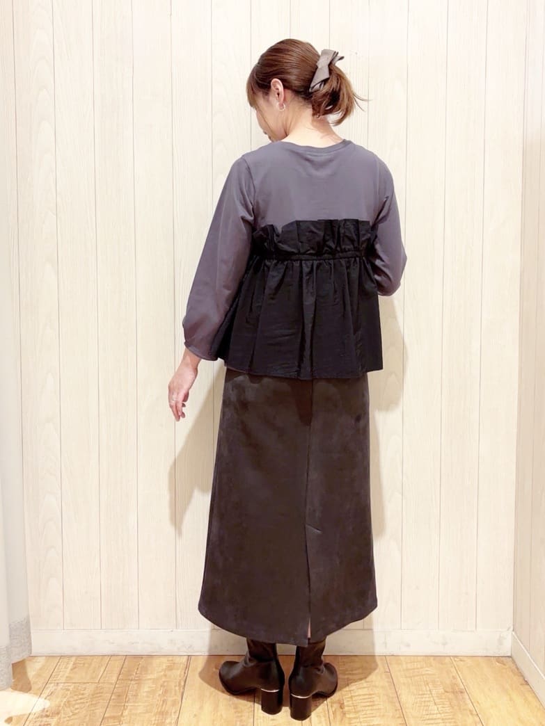 あいこさんの「SHOO･LA･RUE｜【洗濯機可/S-LL】1枚で華やか フリルドッキングトップス」を使ったコーディネート