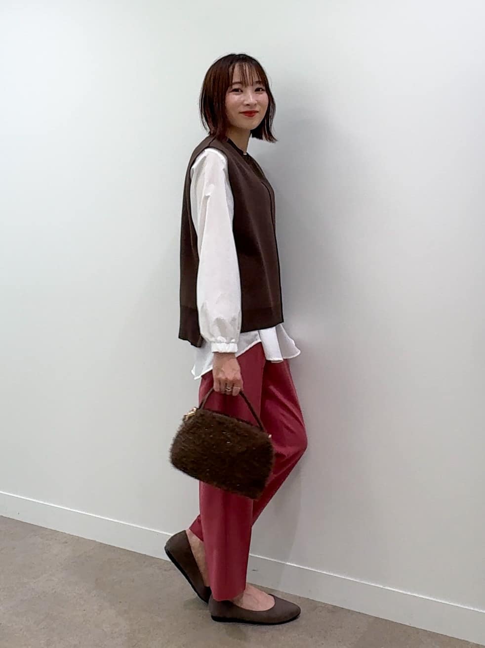 𝐜𝐡𝐢𝐤𝐚さんの「SHOO･LA･RUE｜【高レビュー/SS-LL/美脚シルエット】すっきりきれい見え テーパードパンツ」を使ったコーディネート