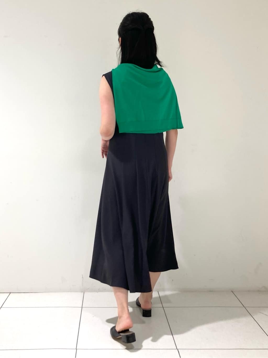 momokoさんの「INDIVI｜【通年活躍！／アンサンブル可能】クルーネックカーディガン」を使ったコーディネート