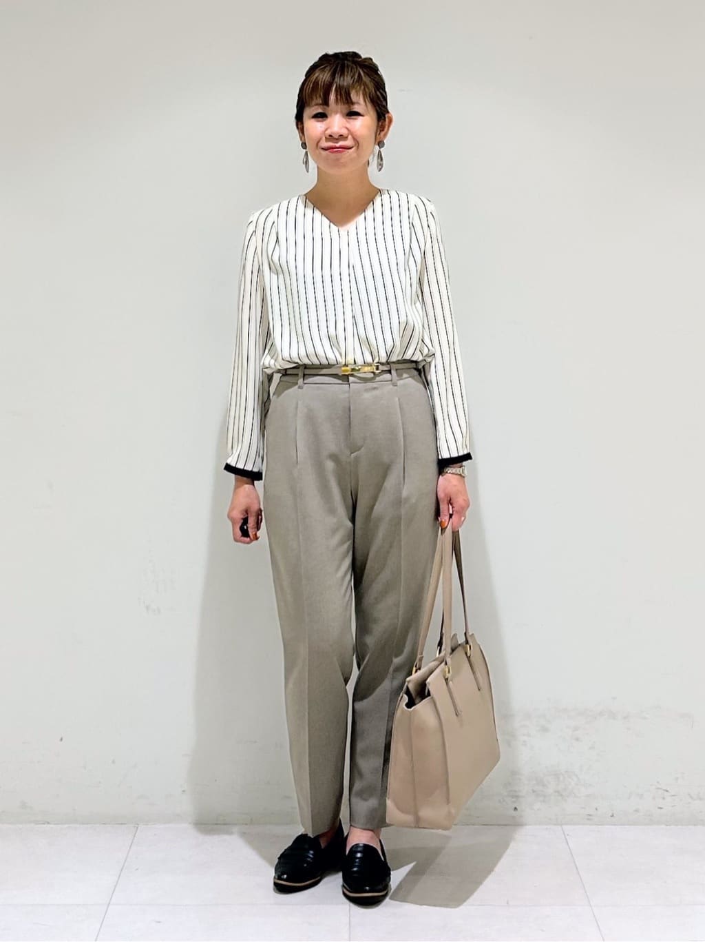 tsuyuさんの「INDIVI｜【通勤／イージーケア】Vネック ジョーゼットブラウス」を使ったコーディネート