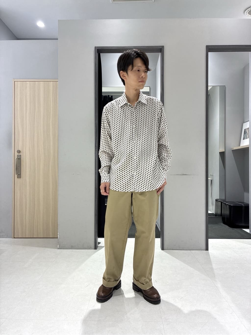 わいずみさんの「TAKEO KIKUCHI｜【3D ナイロン ストレッチ】スタンドカラー シャツブルゾン」を使ったコーディネート