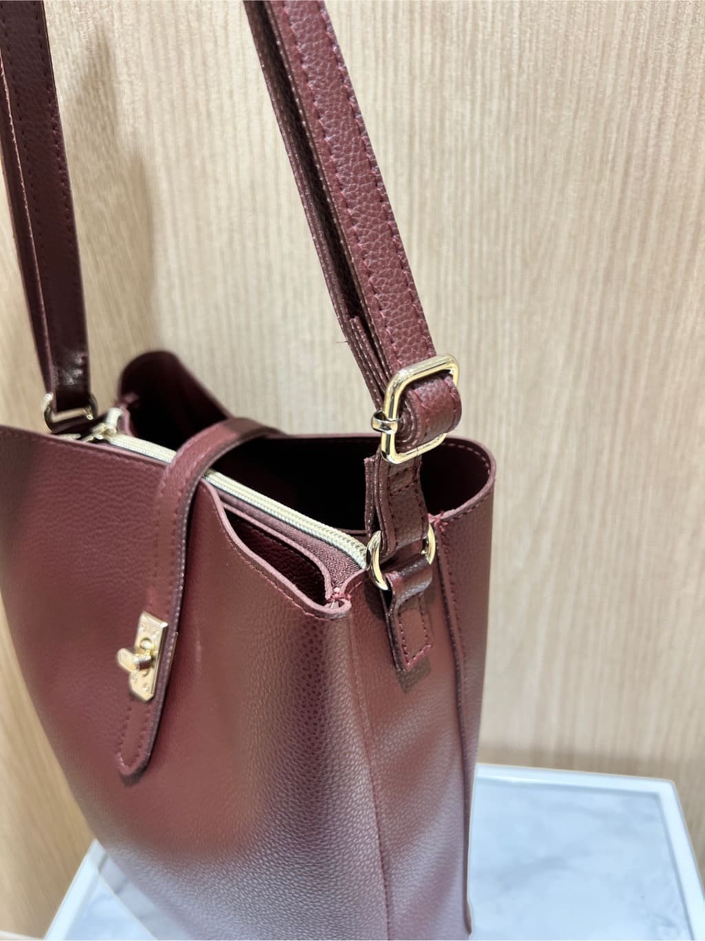 ARISAさんの「grove｜ニットベスト&times;シャツセット」を使ったコーディネート