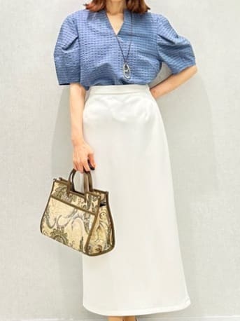 Miwaさんの「UNTITLED｜【吸水速乾/ストレッチ/Vネック】フォルムスリーブ ブラウス」を使ったコーディネート