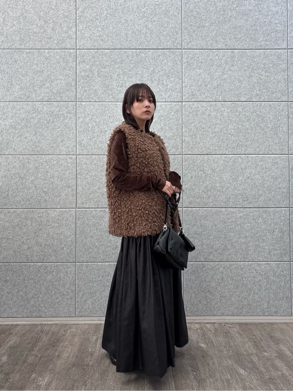 erikaさんの「INDIVI｜レザーライクマキシスカート」を使ったコーディネート