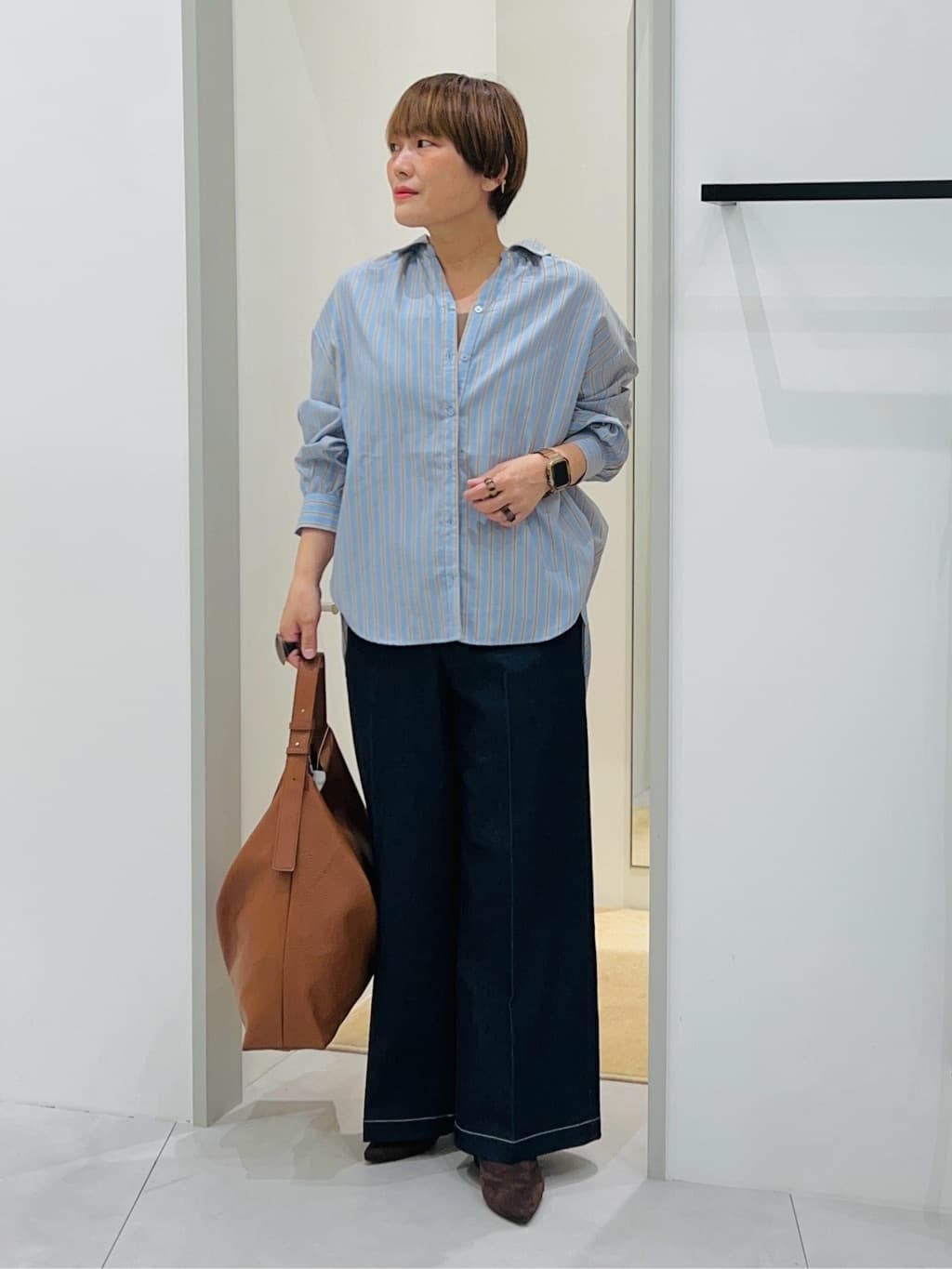 タナさんの「THE SHOP TK｜【後ろ姿もサマになる】ストライプ バックシャーリングシャツ/体型カバー/洗える」を使ったコーディネート