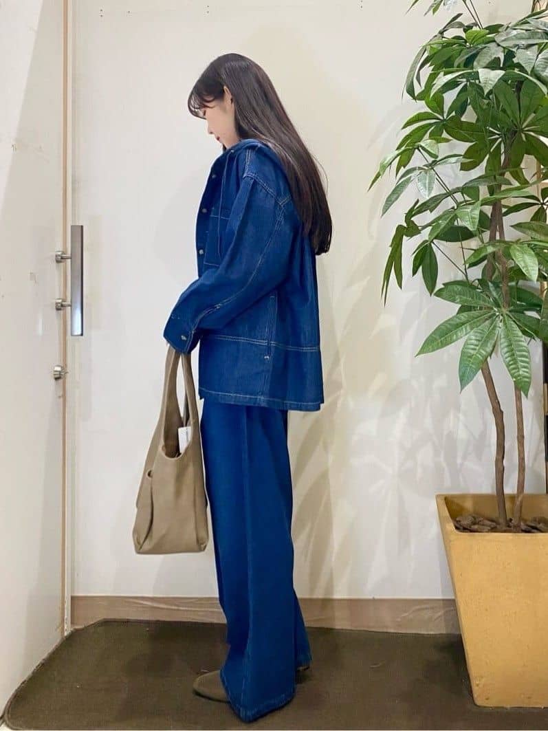 AYUMIさんの「SHOO･LA･RUE｜【高レビュー/S-LL】脚のラインを拾いにくい デニムワイドパンツ」を使ったコーディネート