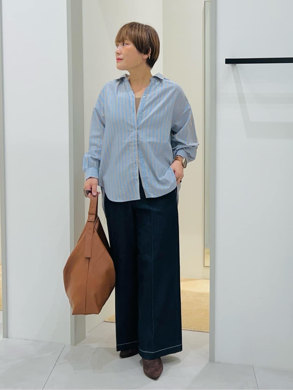 タナさんの「THE SHOP TK｜【後ろ姿もサマになる】ストライプ バックシャーリングシャツ/体型カバー/洗える」を使ったコーディネート