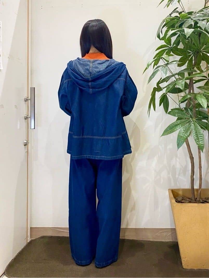 AYUMIさんの「SHOO･LA･RUE｜【高レビュー/S-LL】脚のラインを拾いにくい デニムワイドパンツ」を使ったコーディネート