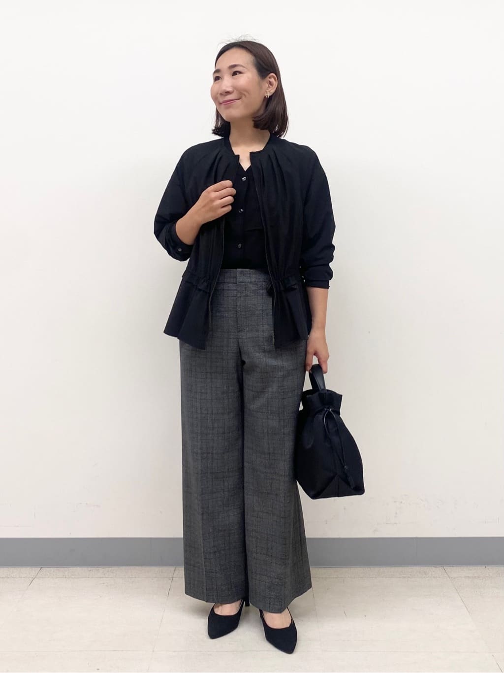 YUKARIさんの「INDIVI｜【羽織りとしても活躍！】ケープカラーブラウス」を使ったコーディネート
