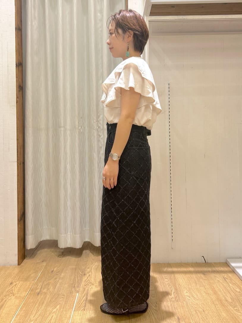 ga_riさんの「THE SHOP TK｜【ONOFF活躍】フリルデザインブラウス/セットアップ可」を使ったコーディネート