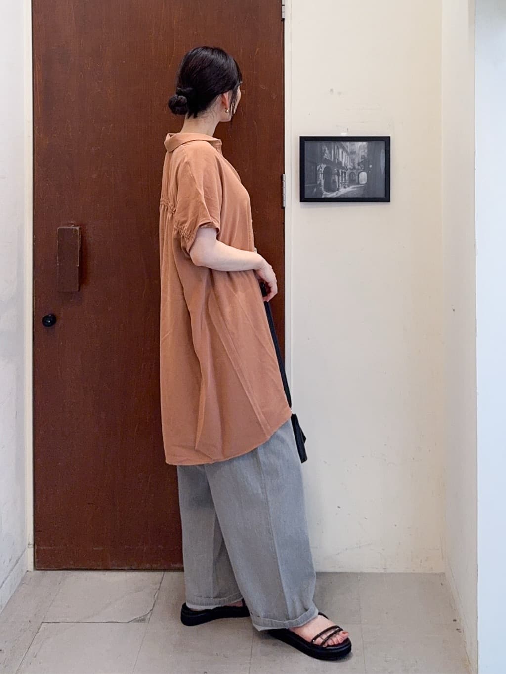 𝐇𝐢𝐫𝐨𝐦𝐢さんの「SHOO･LA･RUE｜【S-LL/体型カバー】さらりとしたタッチが心地よい バックギャザーブラウス」を使ったコーディネート