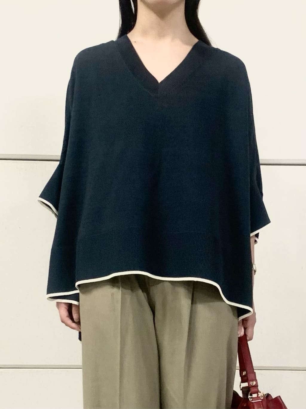sahoさんの「THE SHOP TK｜Vネックドルマンニット【毛玉になりにくい/洗濯機OK】」を使ったコーディネート