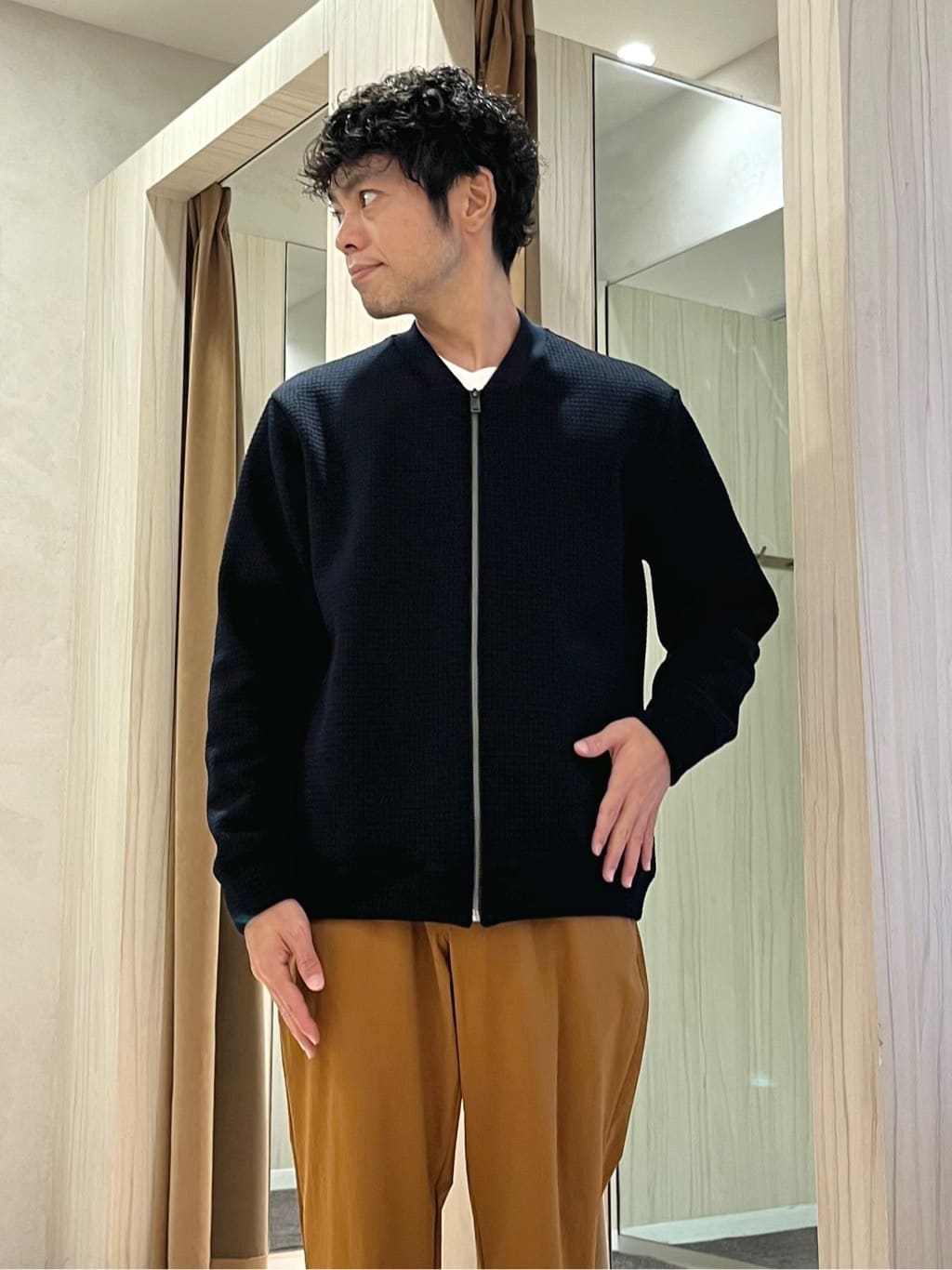 URAさんの「TAKEO KIKUCHI｜【尾州織】ブリスタ Vネック カットソー」を使ったコーディネート