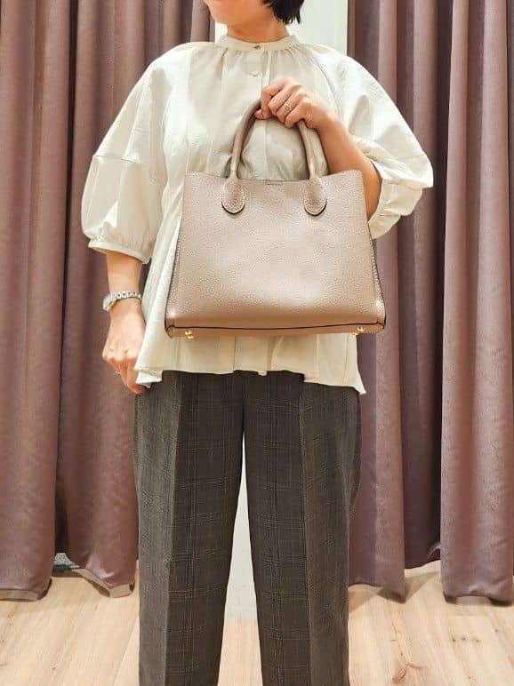 さくさんの「grove｜ウエストタックチュニックブラウス」を使ったコーディネート