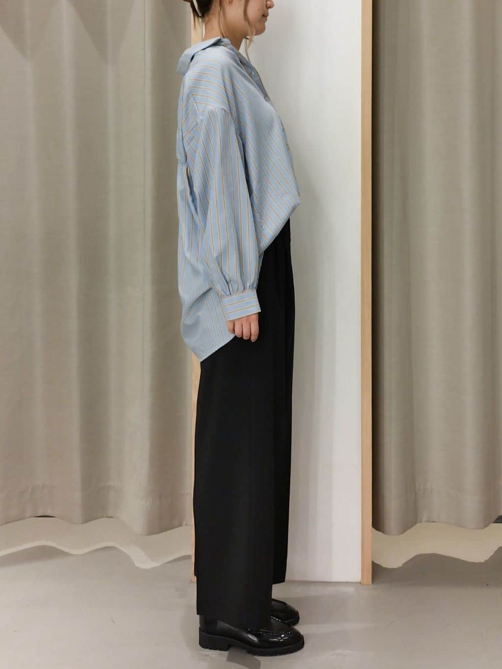 ミリさんの「THE SHOP TK｜【後ろ姿もサマになる】ストライプ バックシャーリングシャツ/体型カバー/洗える」を使ったコーディネート