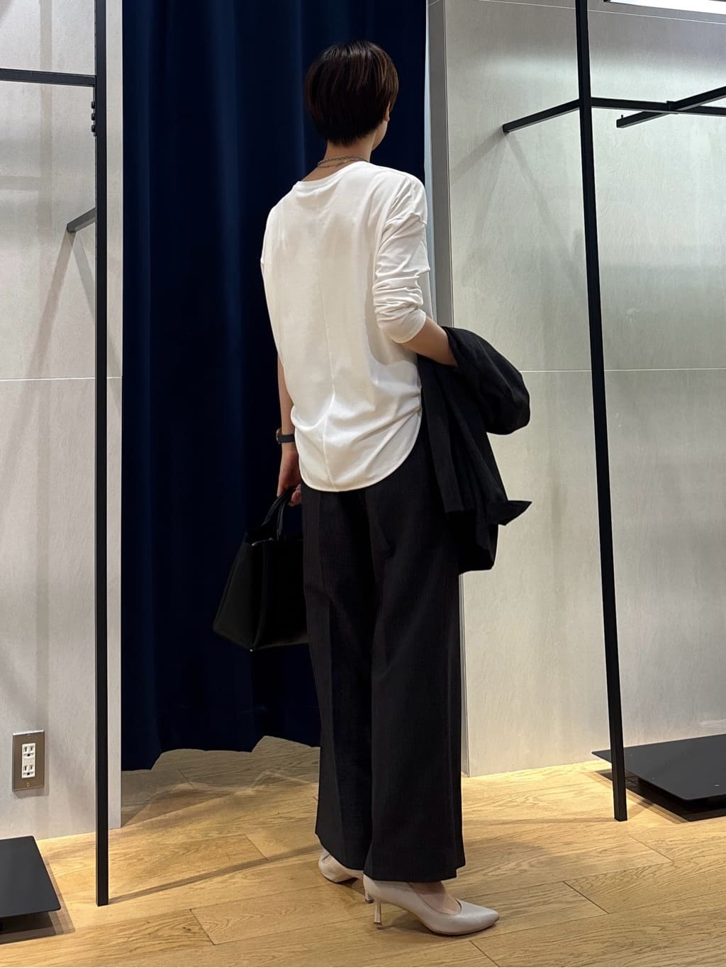 kanaeさんの「INDIVI｜【洗える／セットアップ可能】凹凸ストレッチ素材ストレートパンツ」を使ったコーディネート