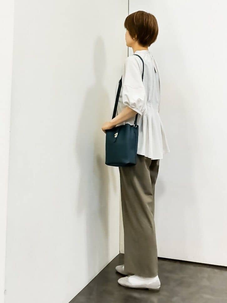 やまちゃんさんの「grove｜ウエストタックチュニックブラウス」を使ったコーディネート